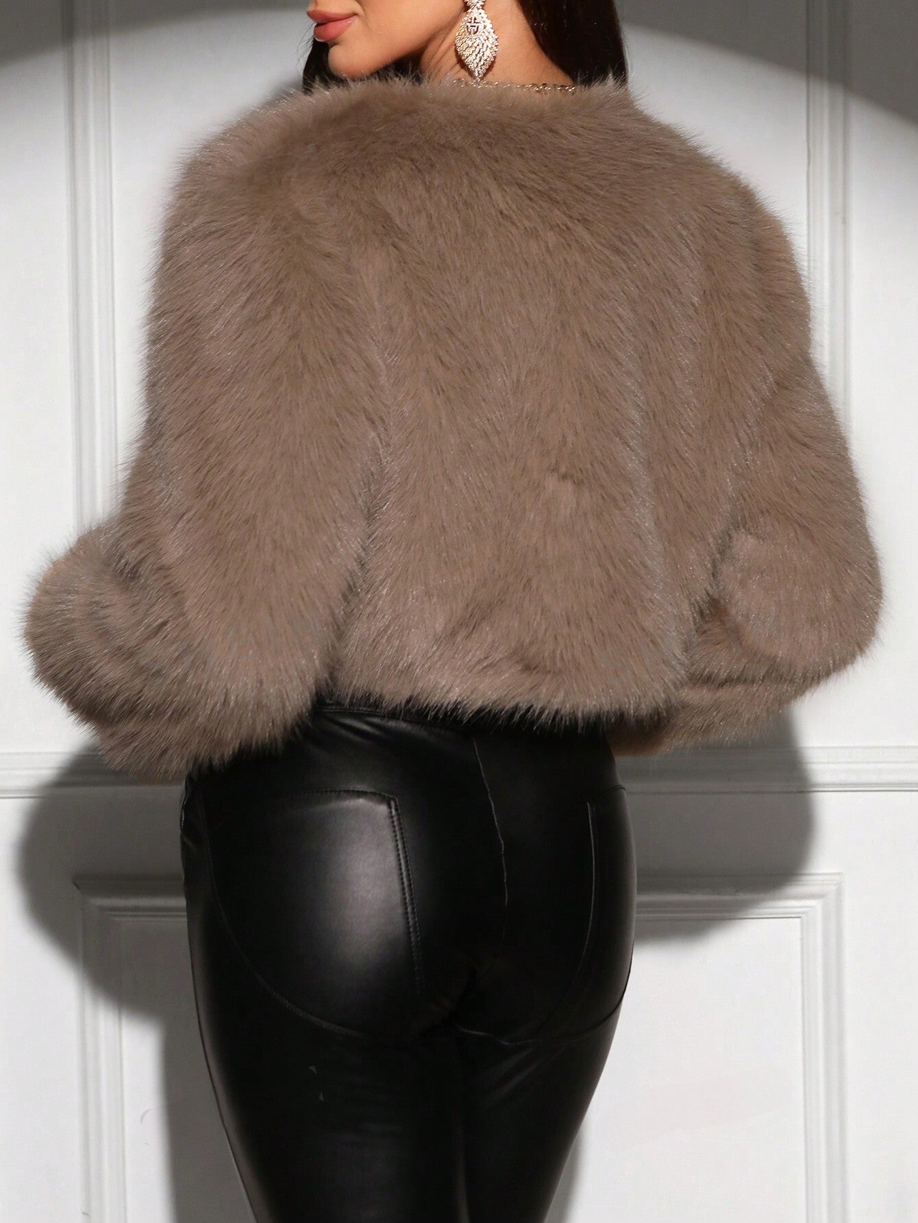 Comfy Clasi Dames Pluizige Jas met Lange Mouwen | Minimalistisch en Warm voor Elke Dag