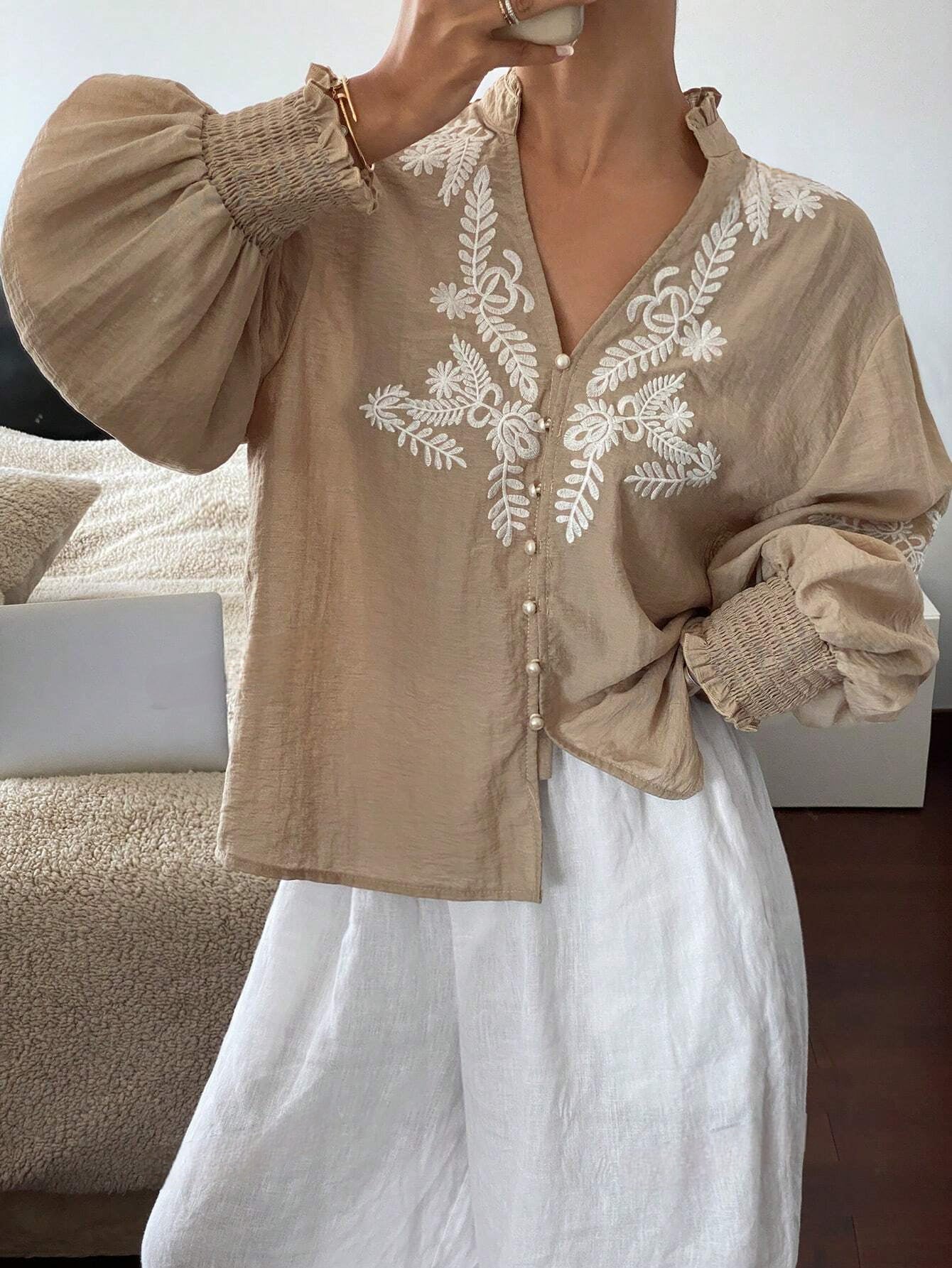 Lena's Vakantie Casual: Wit Geborduurd Overhemd met Knoopjes voor een Elegante Look