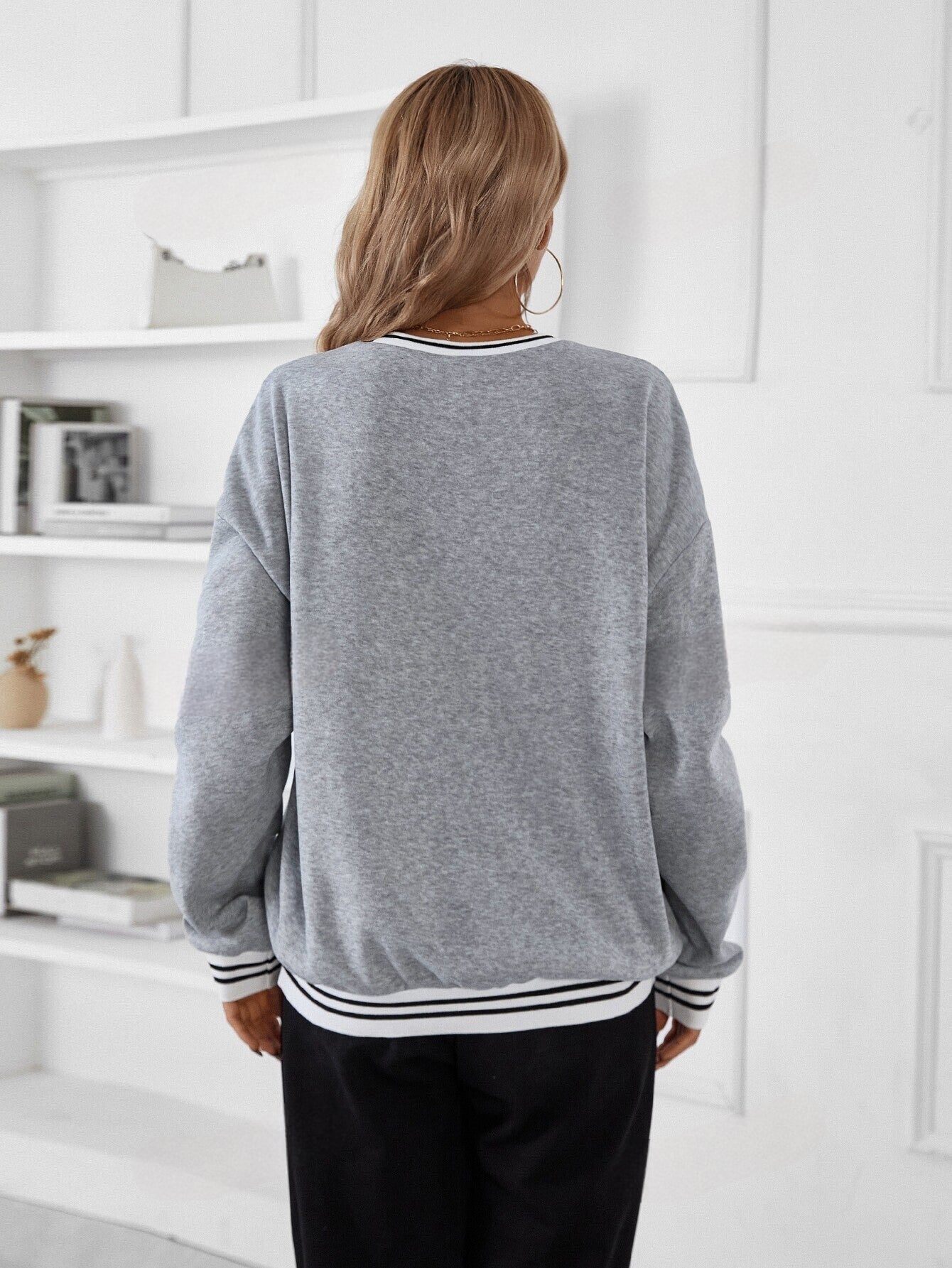 Elif's Casual Stijl: Gestreept Tekst Sweatshirt