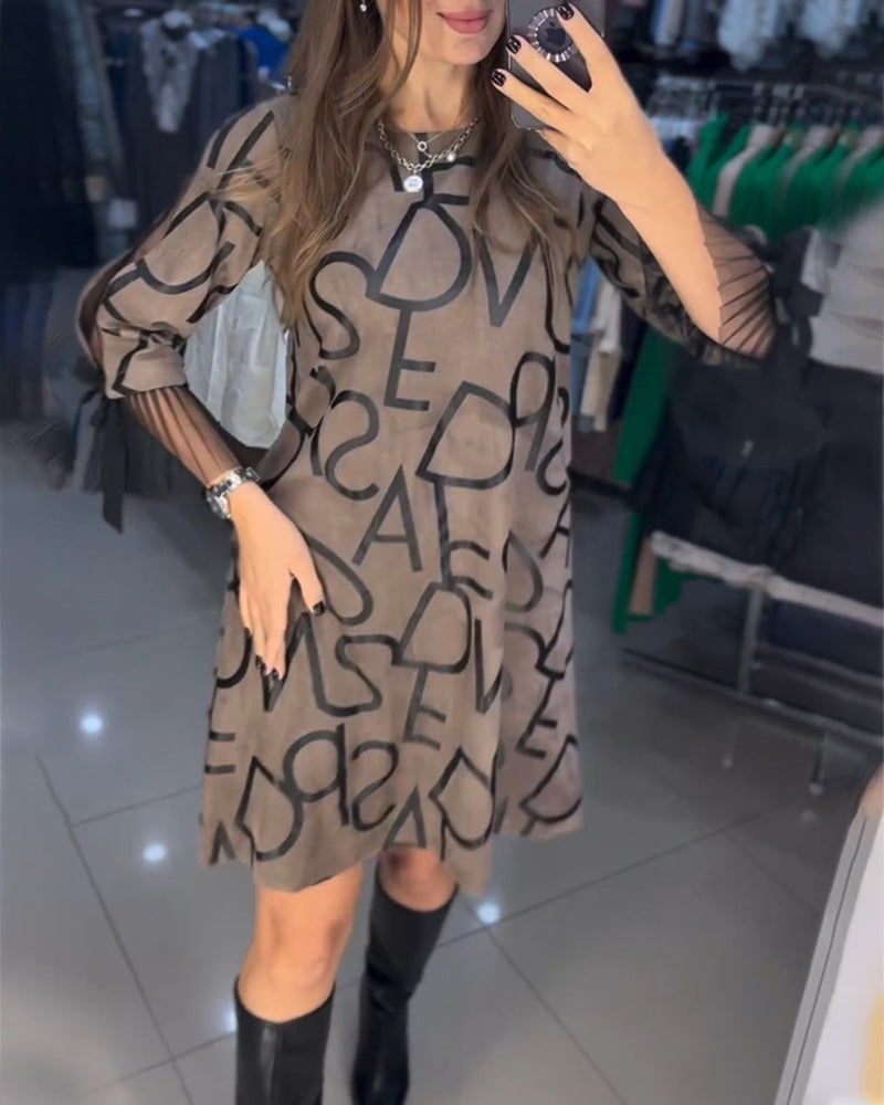 Zwarte jurk met letterpatroon in stijlvolle look