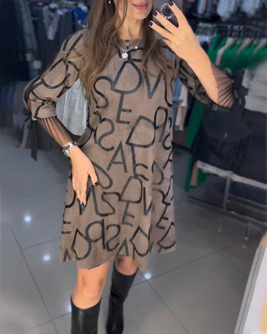 Zwarte jurk met letterpatroon in stijlvolle look