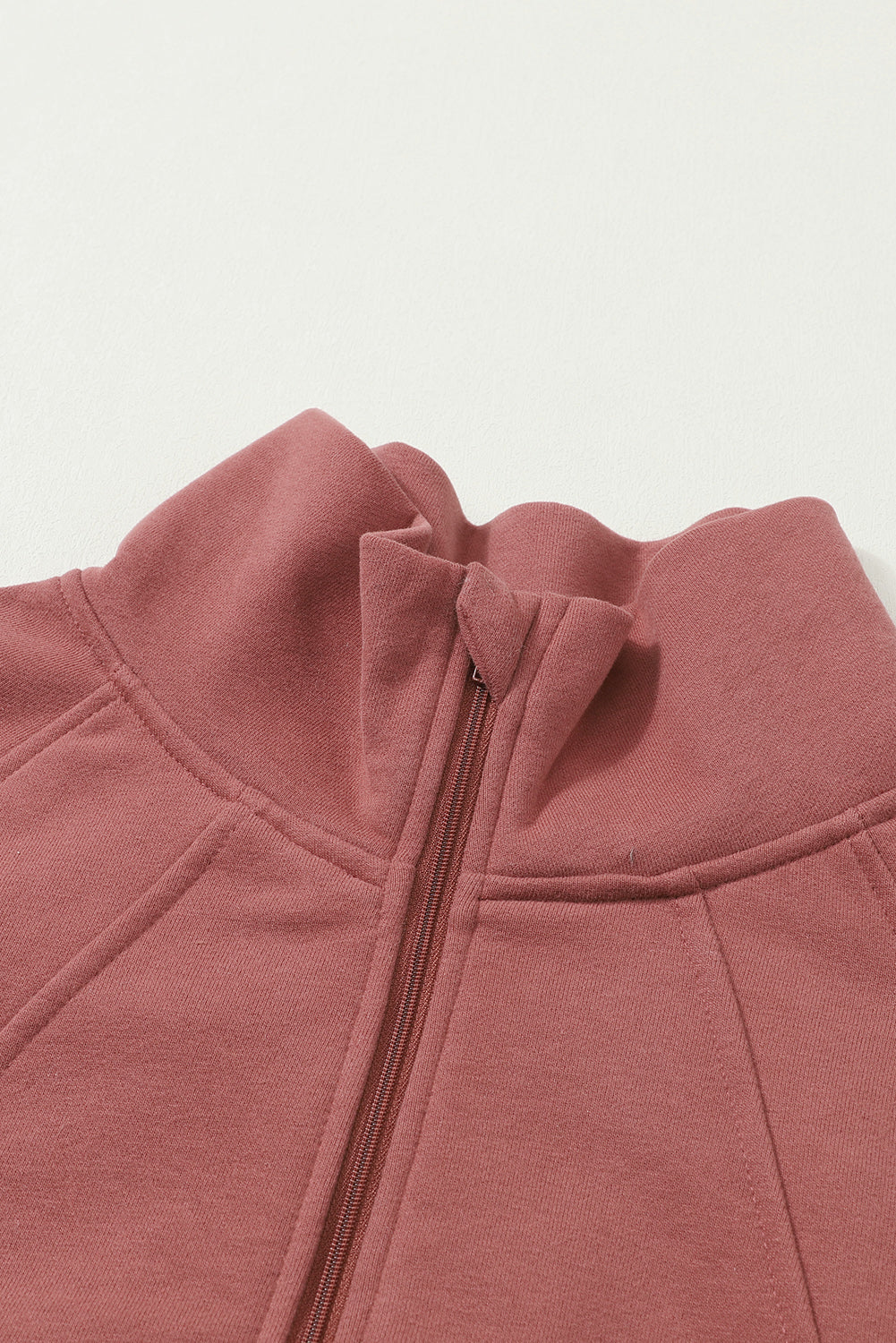Stijlvolle Bruine Sweatshirt met Rits, Opstaande Kraag en Duimgaten – Perfect voor Casual Comfort