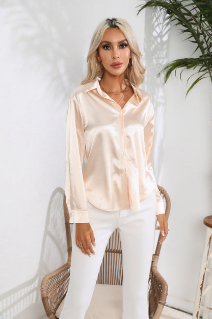 Zijden roze damesblouse met omgeslagen kraag elegant