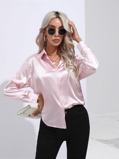 Zijden roze damesblouse met omgeslagen kraag elegant