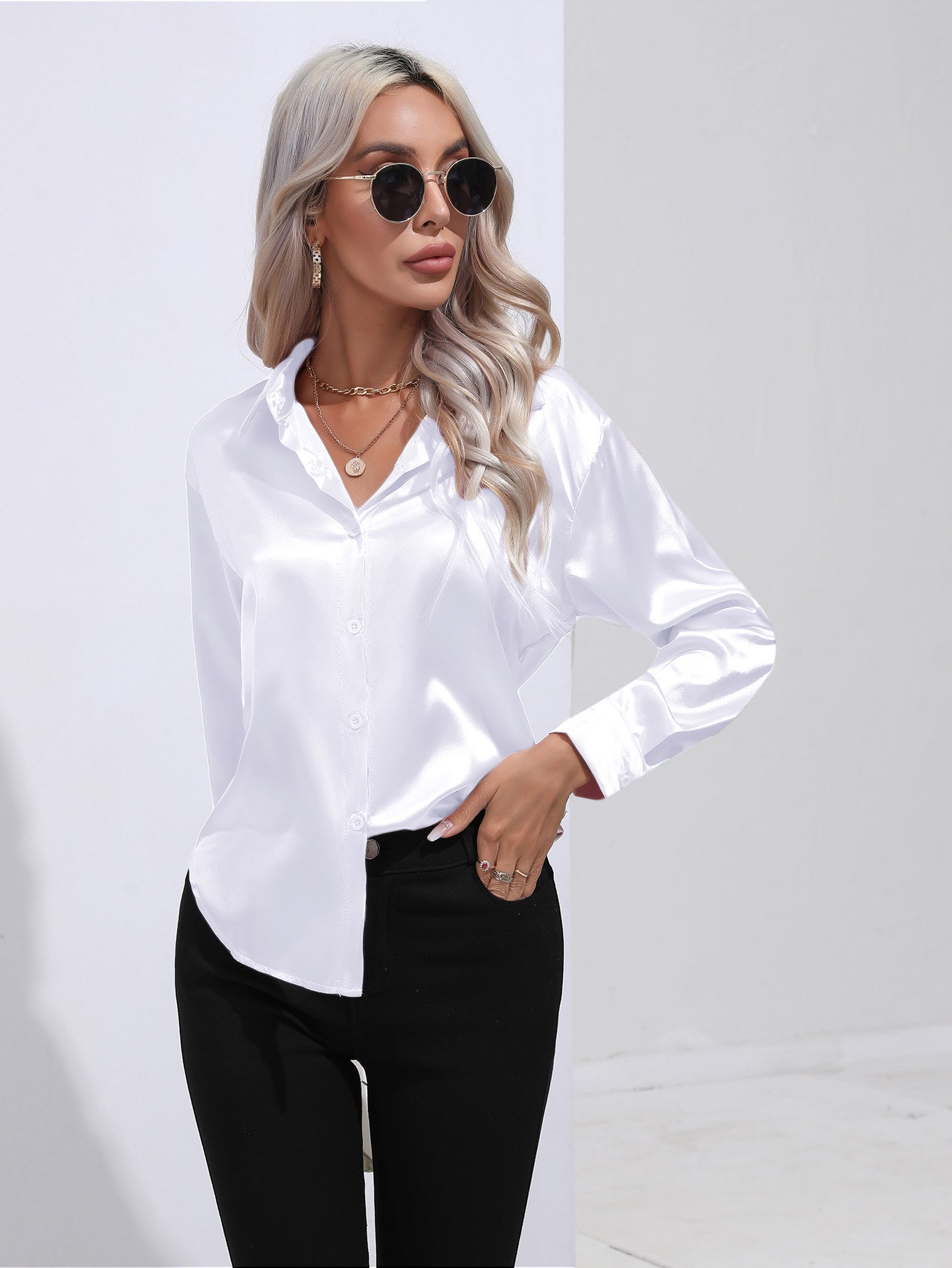 Zijden roze damesblouse met omgeslagen kraag elegant