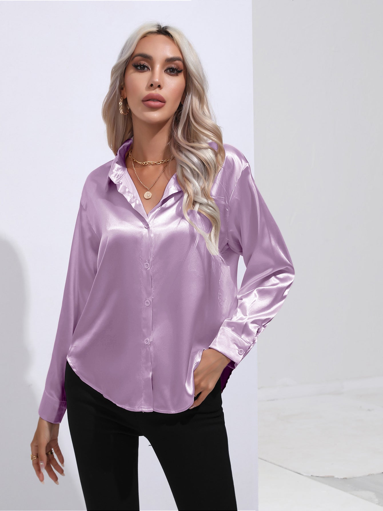 Zijden roze damesblouse met omgeslagen kraag elegant