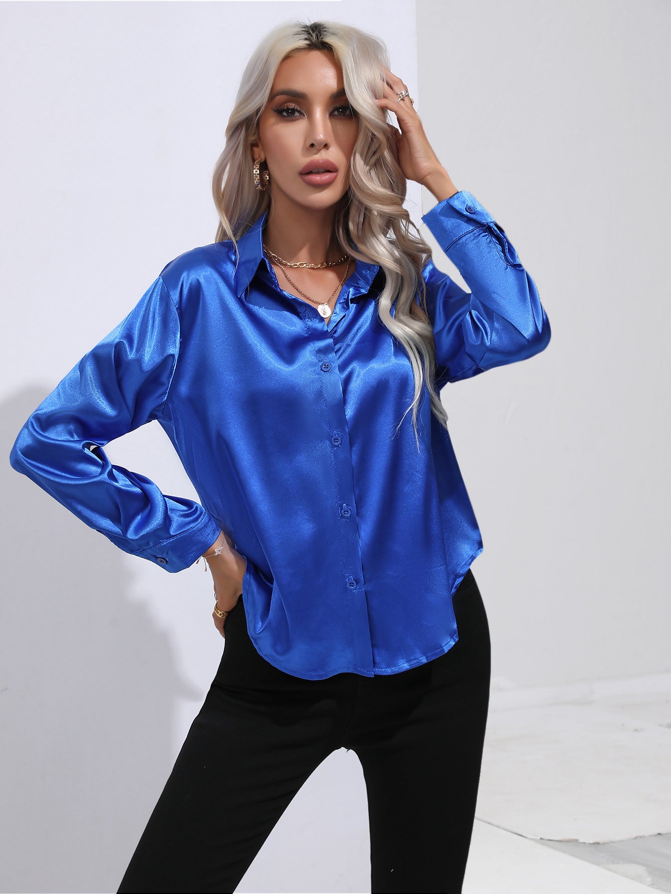 Zijden roze damesblouse met omgeslagen kraag elegant