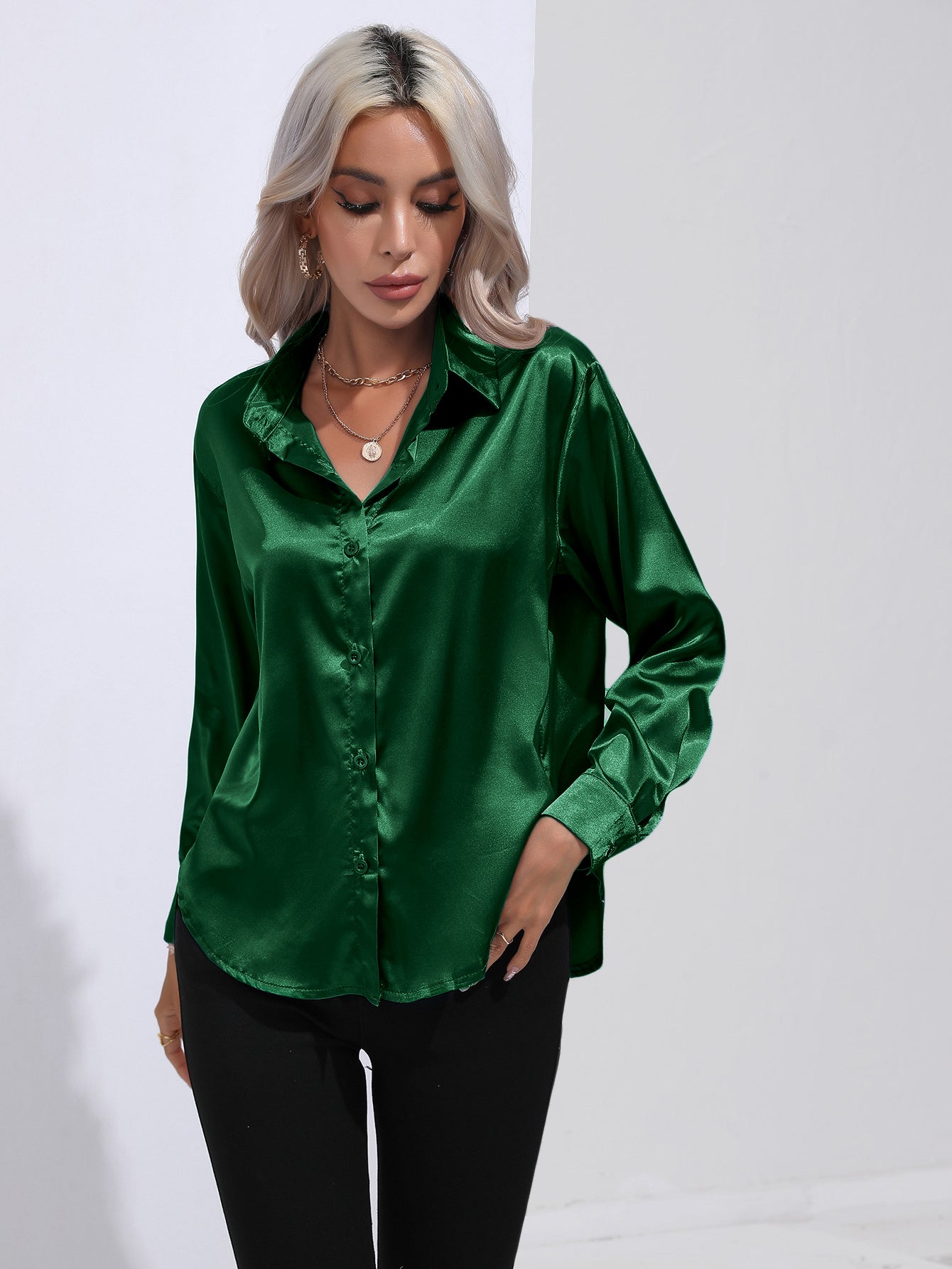 Zijden roze damesblouse met omgeslagen kraag elegant