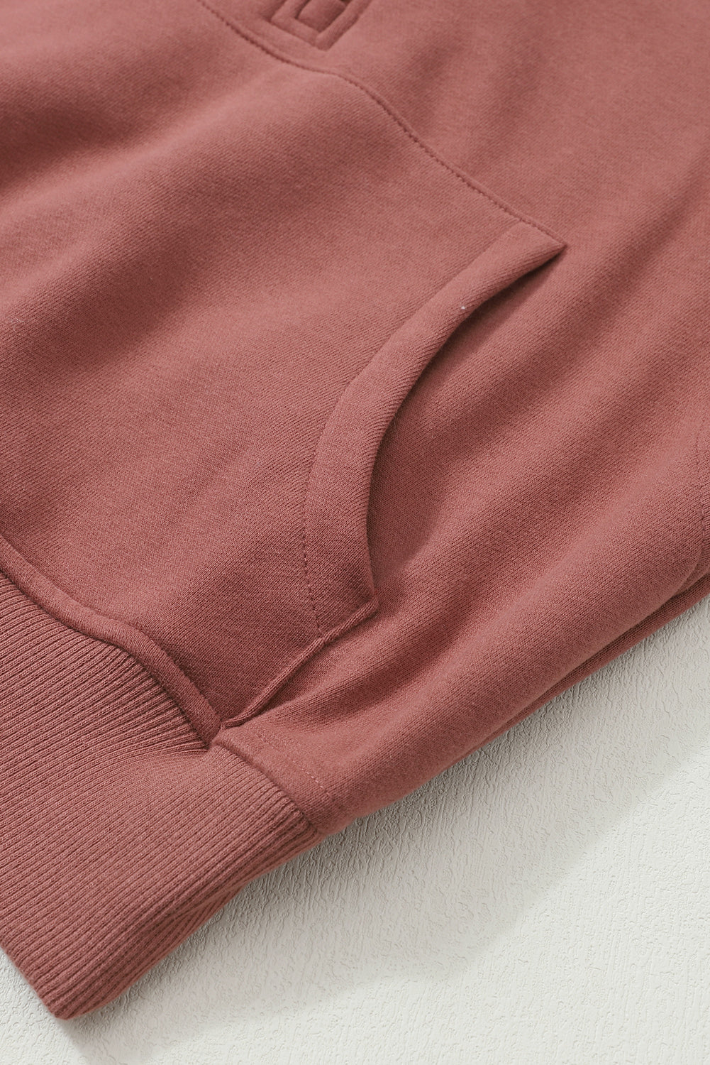 Stijlvolle Bruine Sweatshirt met Rits, Opstaande Kraag en Duimgaten – Perfect voor Casual Comfort