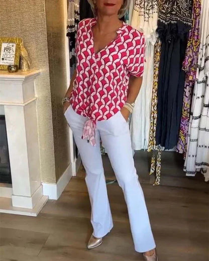 Zure top met print en V-hals voor een frisse look